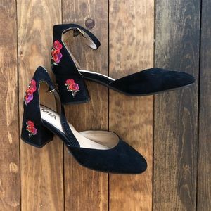 Embroidered black Heels